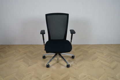 Sidiz Techo T50 kontorstol i sort med mesh-ryg set forfra
