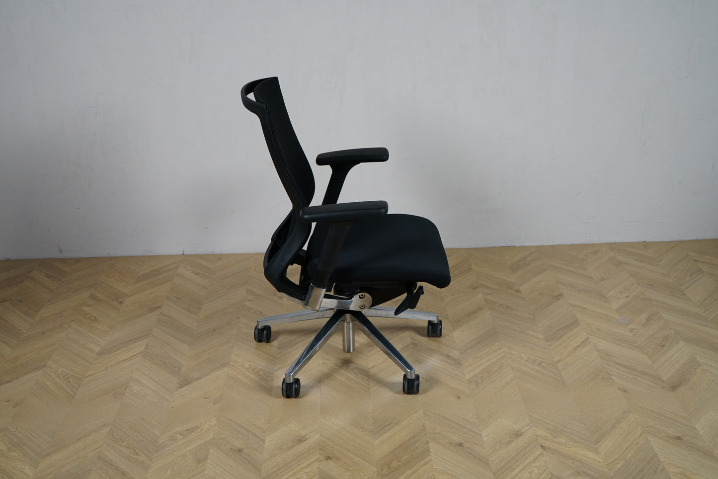 Sidiz Techo T50 kontorstol i sort mesh vist fra siden med justerbare armlæn