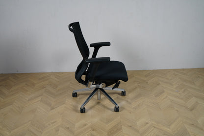 Sidiz Techo T50 kontorstol i sort mesh vist fra siden med justerbare armlæn