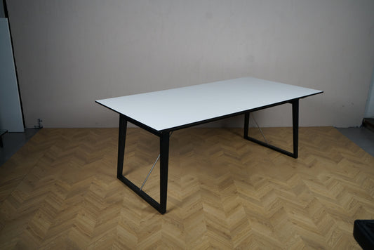 Skovby konferencebord i hvid laminat med sort stel set skråt fra højre, udtræksfunktion 200-300 cm.