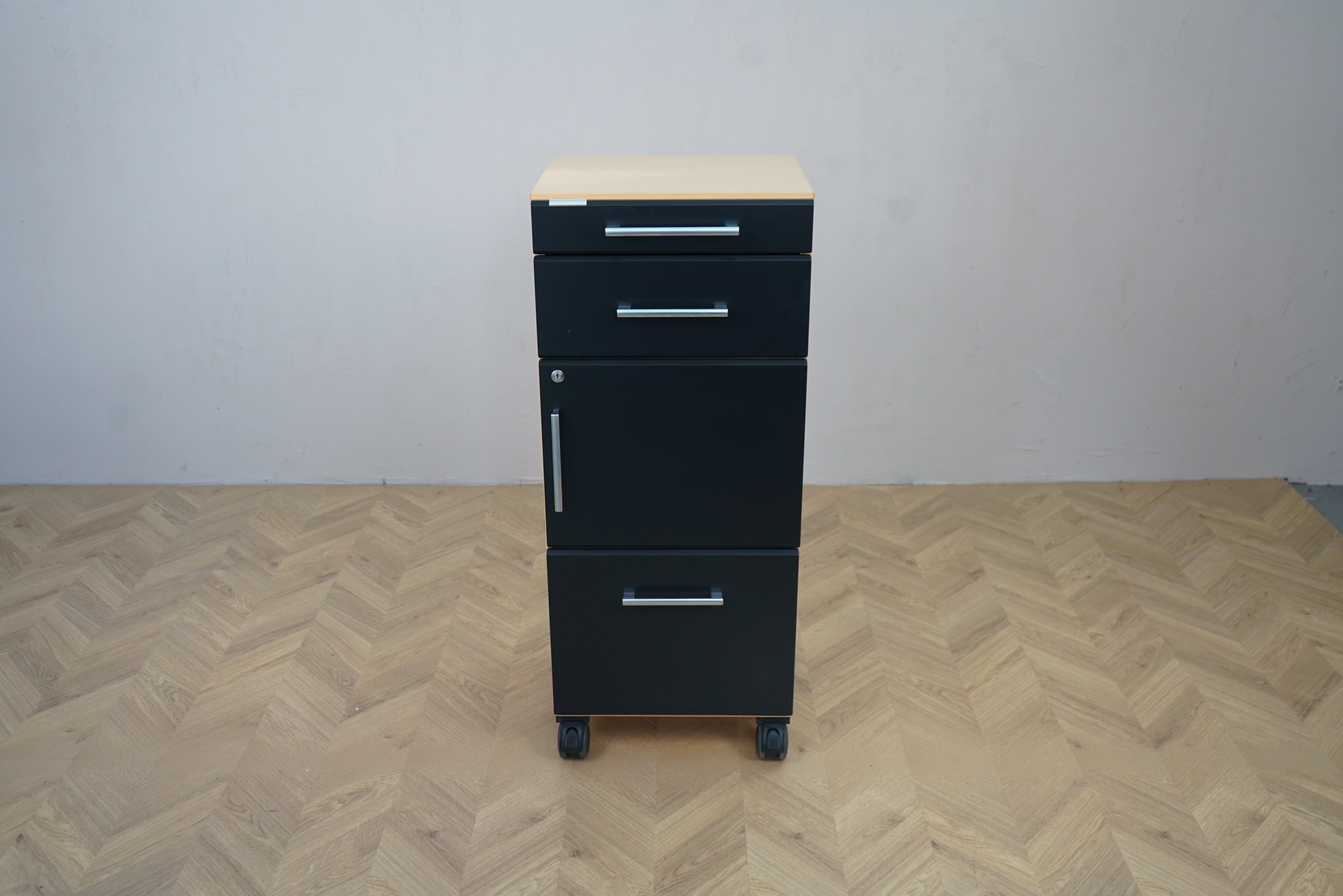 Smalt opbevaringsskab med skuffer, låge og hjul – set forfra, 46x38x111 cm