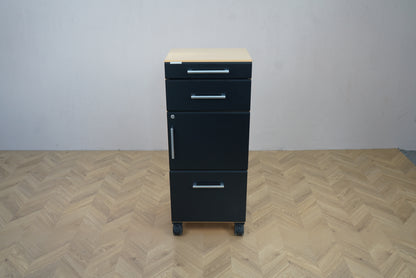 Smalt opbevaringsskab med skuffer, låge og hjul – set forfra, 46x38x111 cm