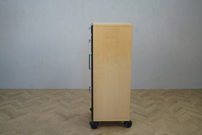 Smalt opbevaringsskab på hjul – set fra siden, moderne design i lys træ med sorte fronter, 46x38x111 cm