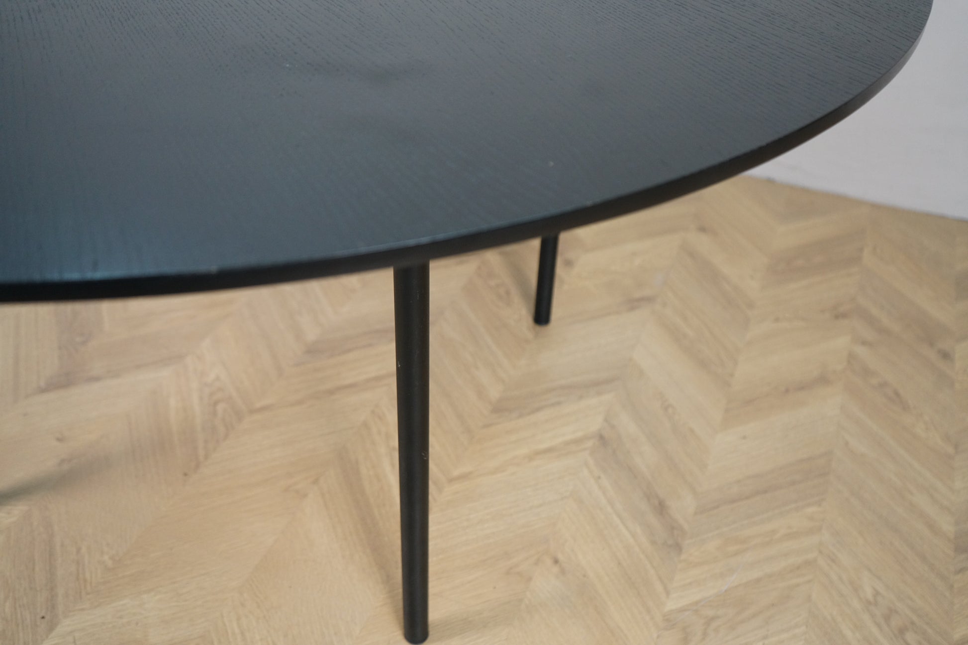 Detalje af Snaregade spisebord fra Menu – tæt på bordpladens fine overflade og elegante konstruktion. Dansk design og håndværk af Norm Architects.