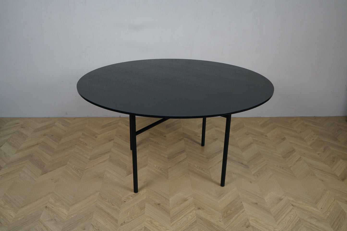 Snaregade spisebord fra Menu set forfra – minimalistisk og æstetisk design med tynd, elegant silhuet. Designet af Norm Architects og fremstillet i Danmark.