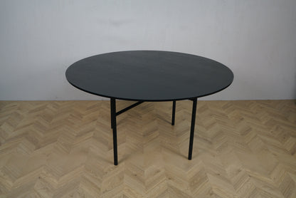 Snaregade spisebord fra Menu set forfra – minimalistisk og æstetisk design med tynd, elegant silhuet. Designet af Norm Architects og fremstillet i Danmark.