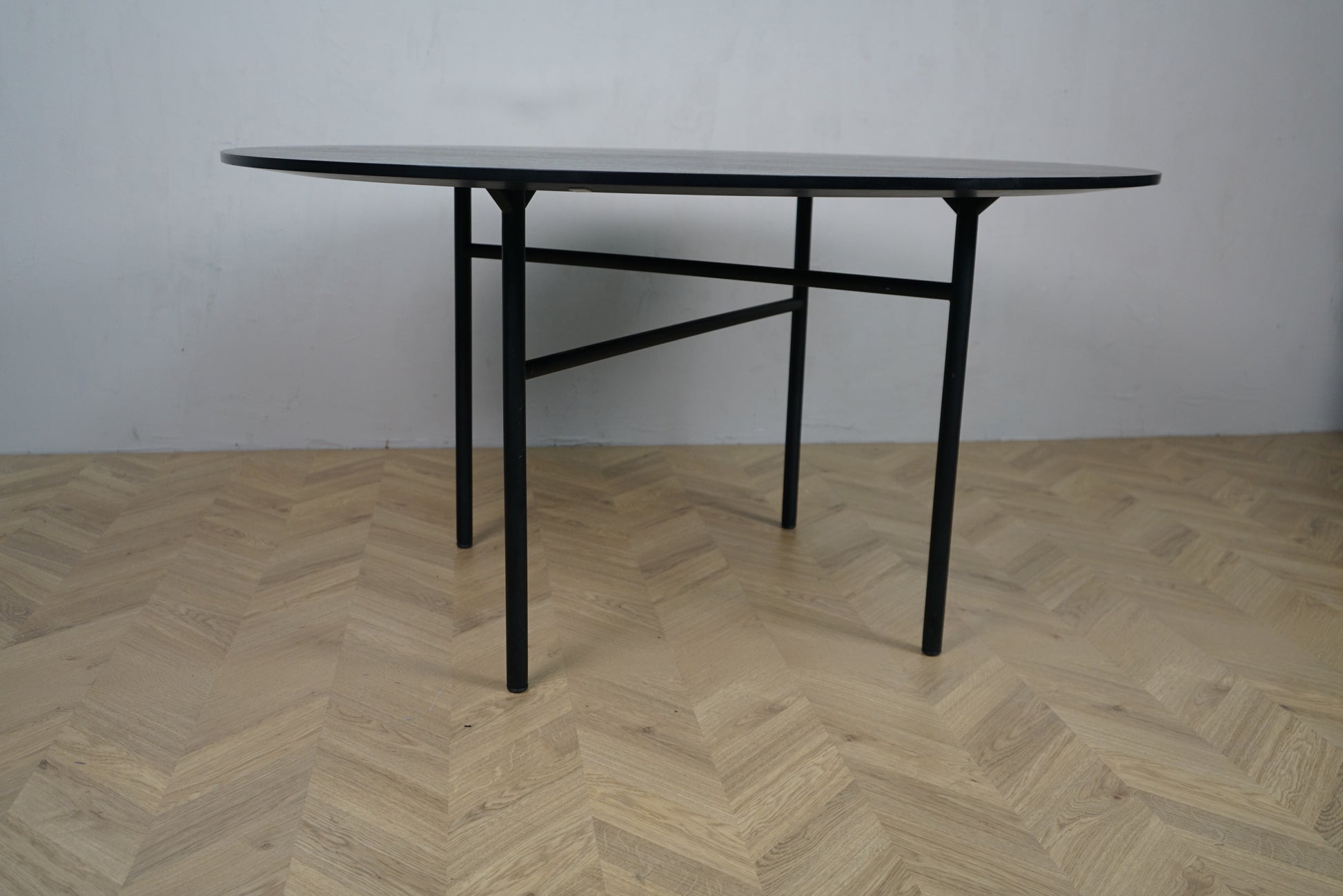 Snaregade spisebord fra Menu set fra lige vinkel – rundt spisebord med 1380 mm diameter og tidløst, skandinavisk design. Designet af Norm Architects, fremstillet i Danmark.