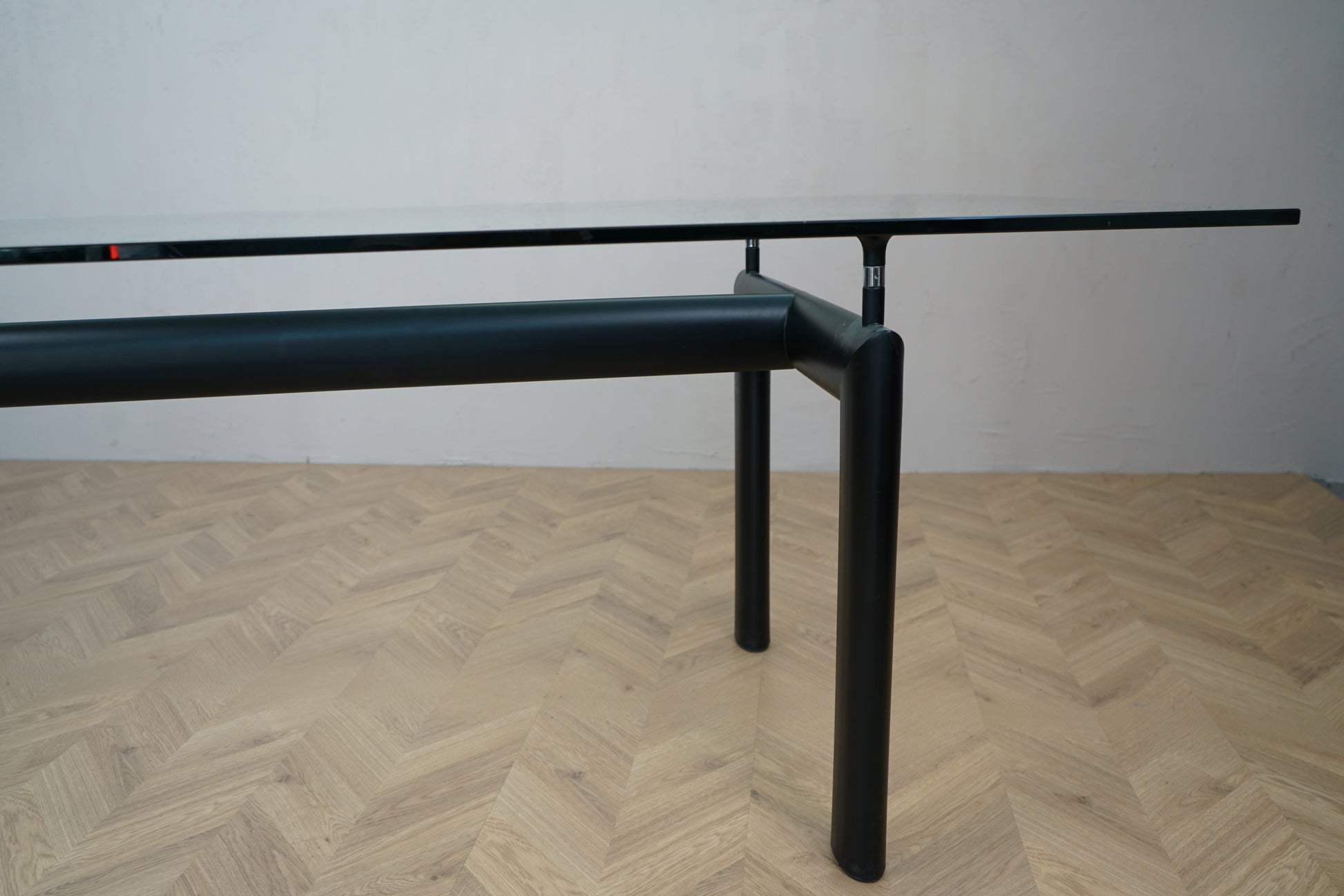 Nærbillede af aflangt sofabord med 2 cm glasplade – elegant detalje i designet