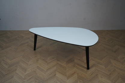 Sofabord med hvid plade og sorte ben set skråt forfra – 130x75x45 cm