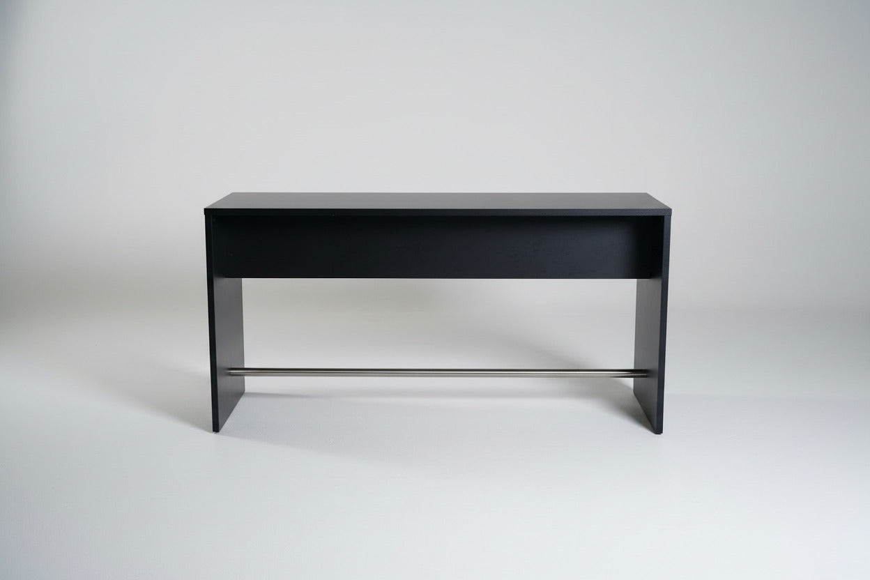 Sort højbord 180x60 cm set forfra med stabil konstruktion og krom fodstang