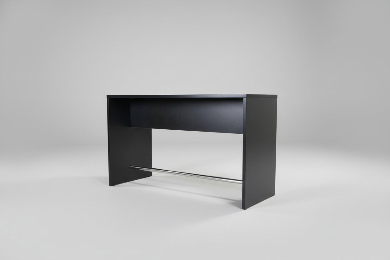 Skrå vinkel af sort højbord 180x60 cm med krom fodstang og rektangulær bordplade