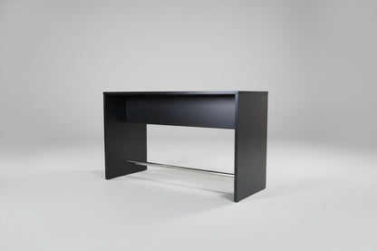 Skrå vinkel af sort højbord 180x60 cm med krom fodstang og rektangulær bordplade