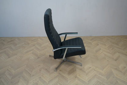 Elegant sort læder loungestol med vippefunktion og krom stel set fra siden