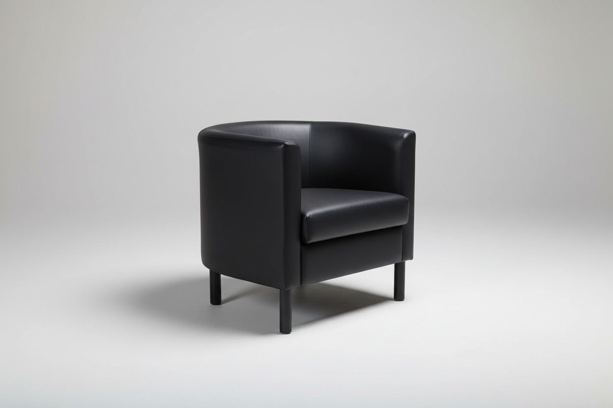 Sort læder loungestol set i skrå vinkel