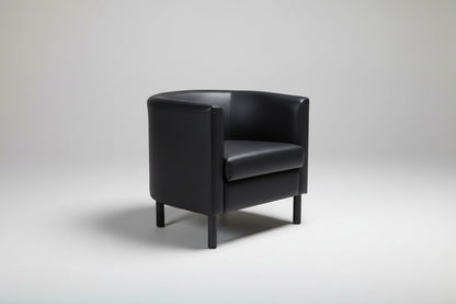 Sort læder loungestol set i skrå vinkel