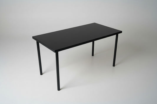 Sort spisebord 150x75 cm med sort træfiberbordplade og sorte ben – set forfra