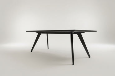 Understel og ben på sort spisebord 200×100 cm set nedefra