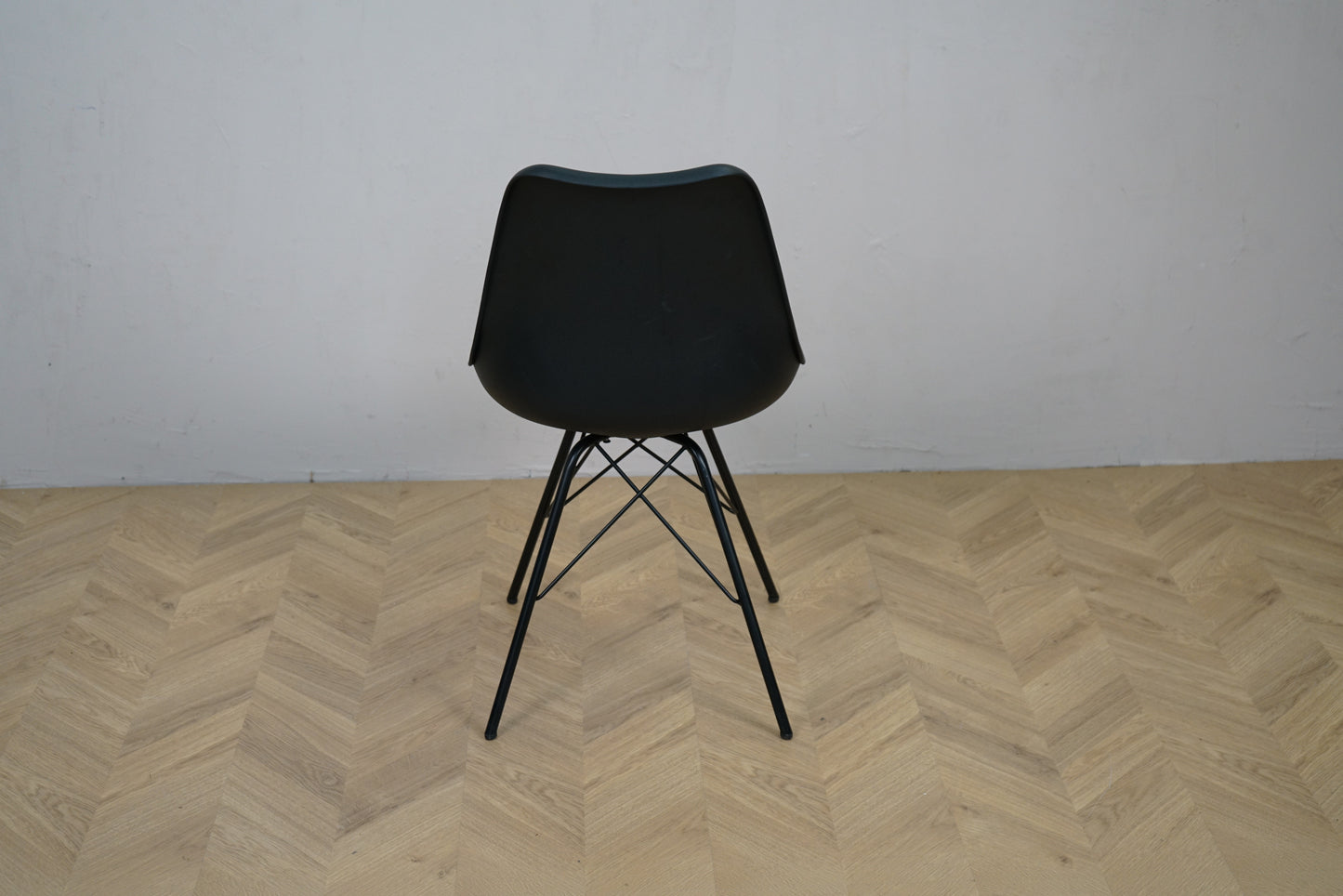 Sort spisestol set bagfra med enkelt og tidløst design