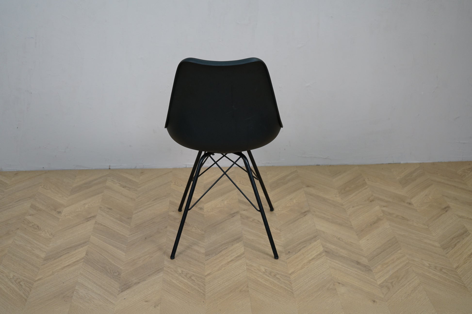 Sort spisestol set bagfra med enkelt og tidløst design