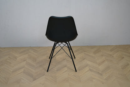 Sort spisestol set bagfra med enkelt og tidløst design