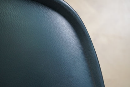 Close-up af sort kunstlædersæde på sort spisestol