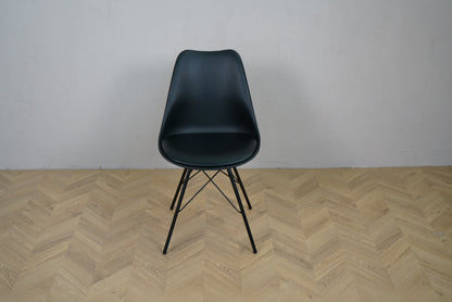 Sort spisestol med sæde i sort kunstlæder – frontvisning