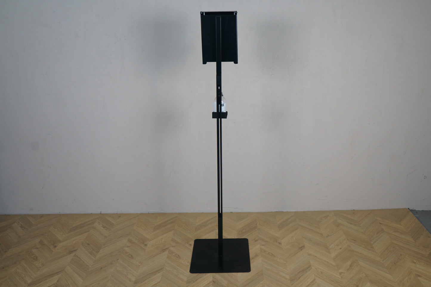 Sort stander til håndsprit og masker – bagfra