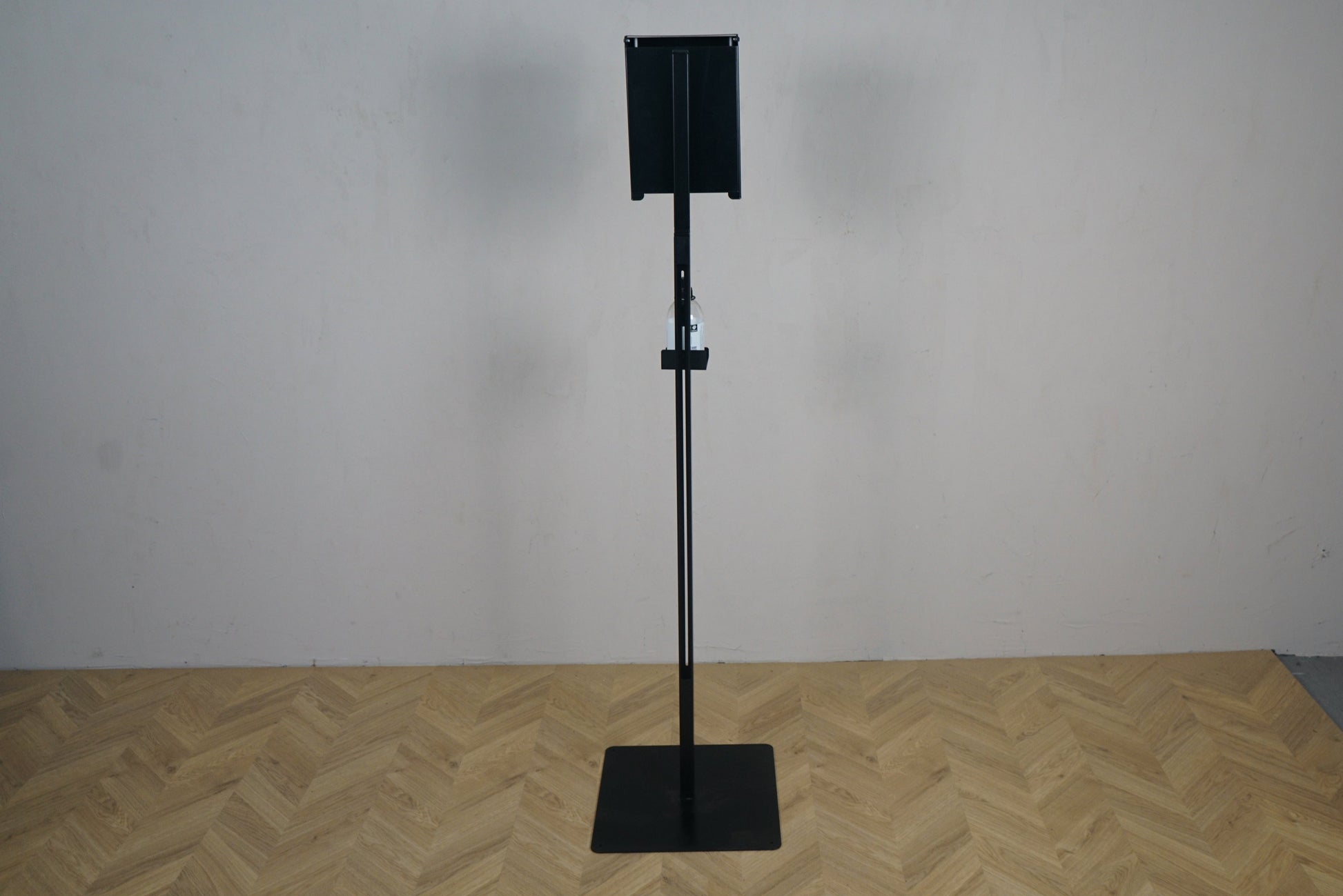 Sort stander til håndsprit og masker – bagfra