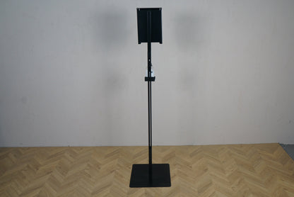 Sort stander til håndsprit og masker – bagfra