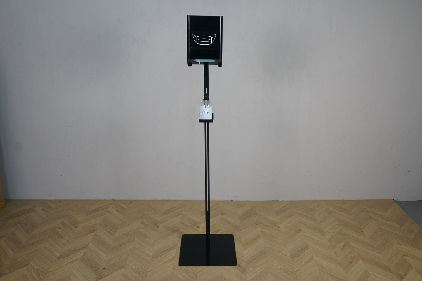 Sort stander til håndsprit og masker – frontvisning