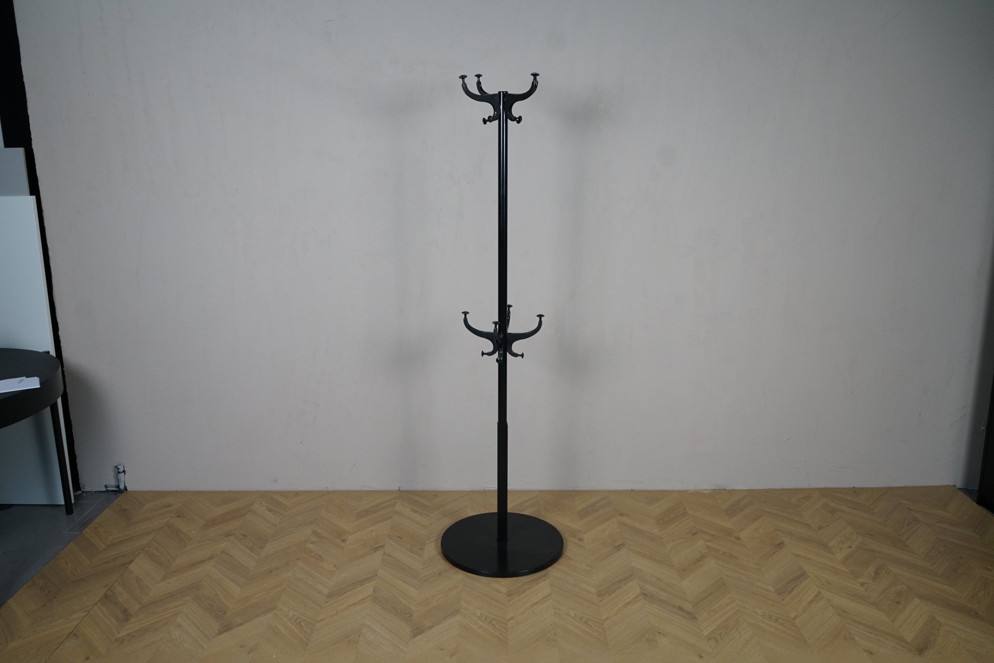 Sort stumtjener fra IKEA set forfra, 185 cm høj med rund fod Ø50 cm.