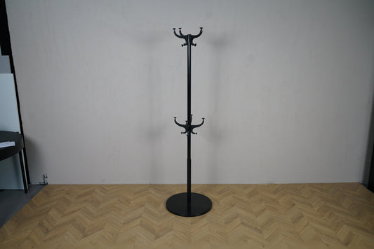 Sort stumtjener fra IKEA set forfra, 185 cm høj med rund fod Ø50 cm.