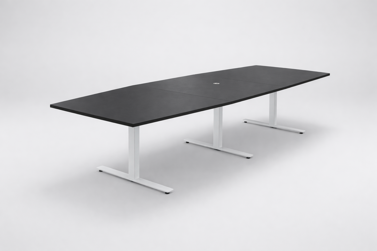 Sort tøndeformet konferencebord i laminat med tre hvide stel – skrå visning, 320x120 cm