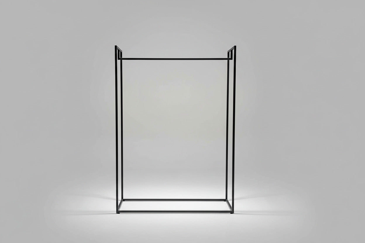 Frontvisning af sort tøjstativ i pulverlakeret rørformet stål