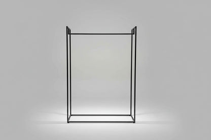 Frontvisning af sort tøjstativ i pulverlakeret rørformet stål