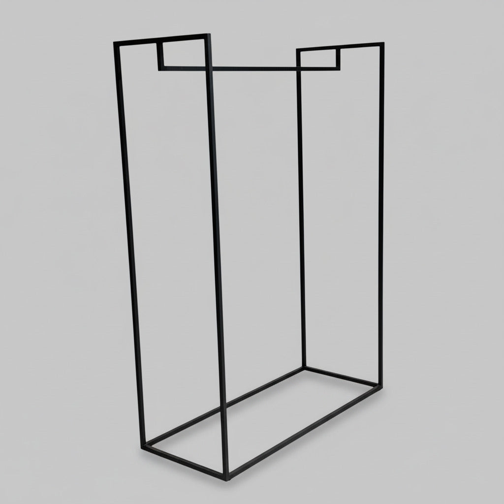 Sort tøjstativ i pulverlakeret stål set skråt med minimalistisk design