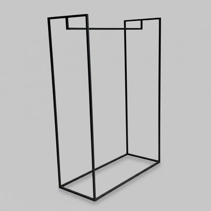 Sort tøjstativ i pulverlakeret stål set skråt med minimalistisk design