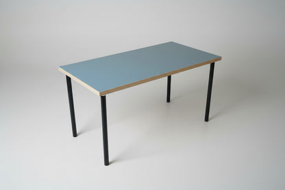 Praktisk spisebord med lyseblå laminatbordplade og sorte ben – 140 cm