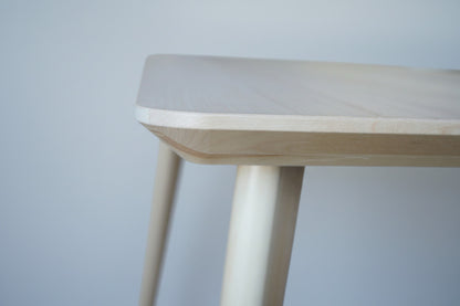 Close-up af affaset kant på spisebord i asketræsfiner med elegant finish