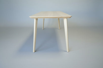 Spisebord i asketræsfiner set fra siden – harmonisk bordplade og ben