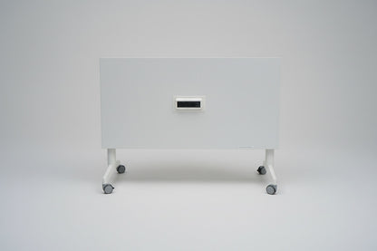 Steelcase klapbord på hjul i hvid laminat set forfra klappet
