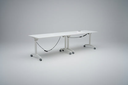 To Steelcase klapborde på hjul i hvid laminat opstillet sammen