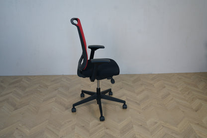Steelcase kontorstol set fra siden – ergonomisk kontorstol med armlæn og justerbar komfort