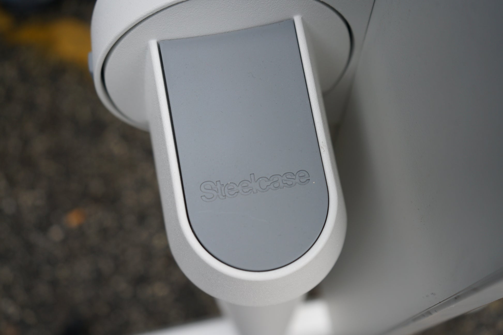 Steelcase logo på klapbord i hvid laminat