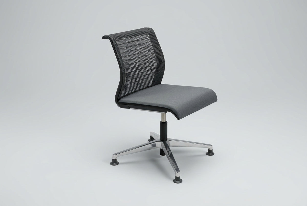 Steelcase Think mødestol set skråt med gråt polstret sæde, sort meshryg og poleret aluminiumsfod