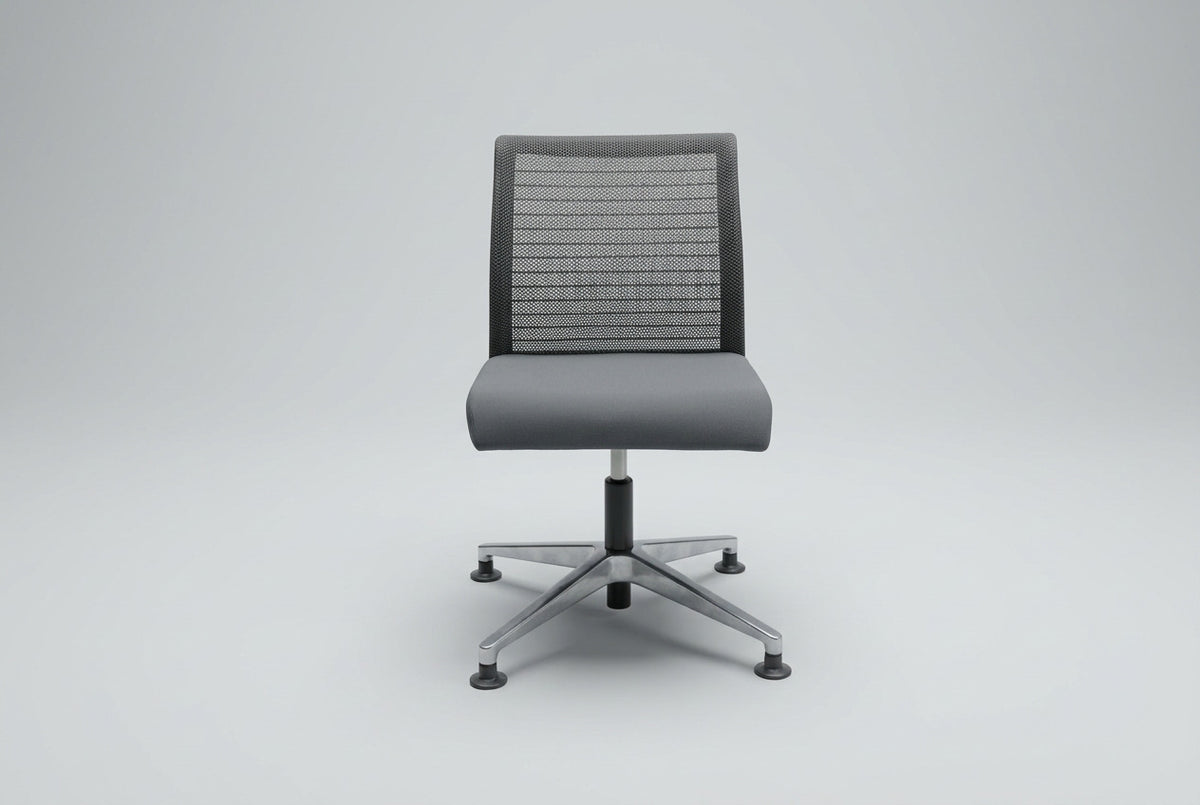 Steelcase Think mødestol set forfra med gråt polstret sæde, sort meshryg og fodkryds i poleret aluminium