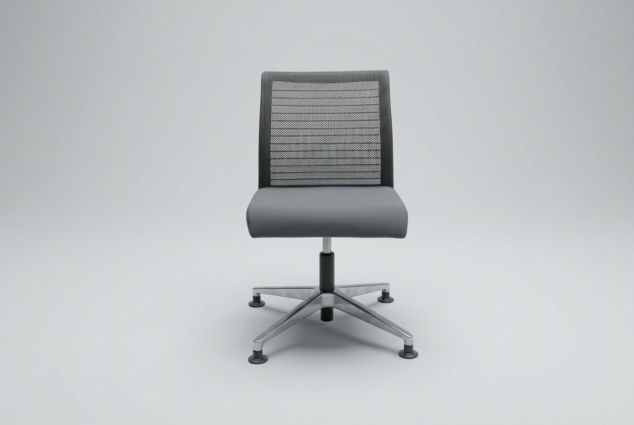 Steelcase Think mødestol set forfra med gråt polstret sæde, sort meshryg og fodkryds i poleret aluminium