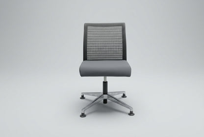 Steelcase Think mødestol set forfra med gråt polstret sæde, sort meshryg og fodkryds i poleret aluminium
