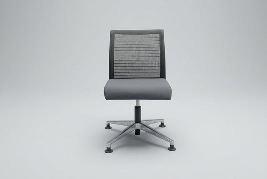 Steelcase Think mødestol set forfra med gråt polstret sæde, sort meshryg og fodkryds i poleret aluminium