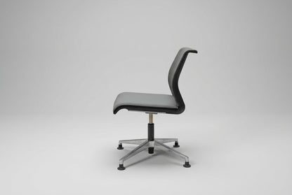 Steelcase Think konferencestol set fra siden med grå sædepolstring, sort meshryg og returdrej